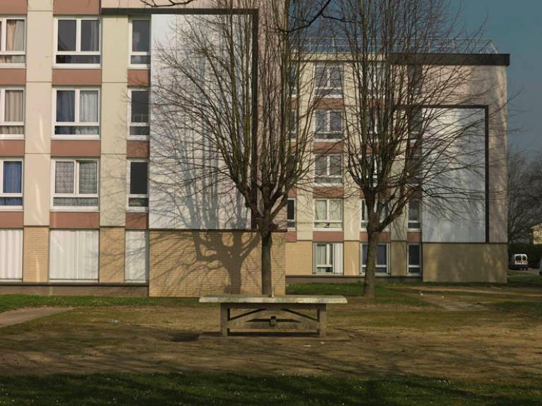 Quelques aménagements subsistent au pied des immeubles, comme ici des tables de ping-pong en béton. 