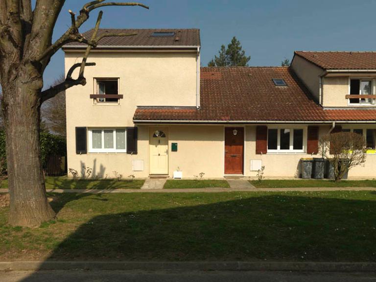 Un ensemble de maisons de type "Fleury", regroupées en bande sous la même ligne faîtière. 