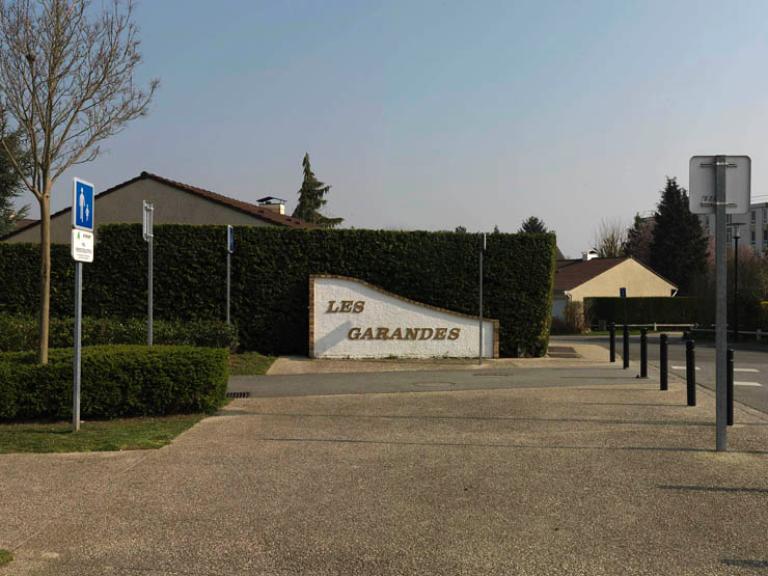 L'entrée du domaine des Garandes, une zone pavillonnaire située au nord-est du Pont-du-Routoir, réalisée à partir de 1973 par l'Etablissement Public d'Aménagement (EPA) de la ville nouvelle. 