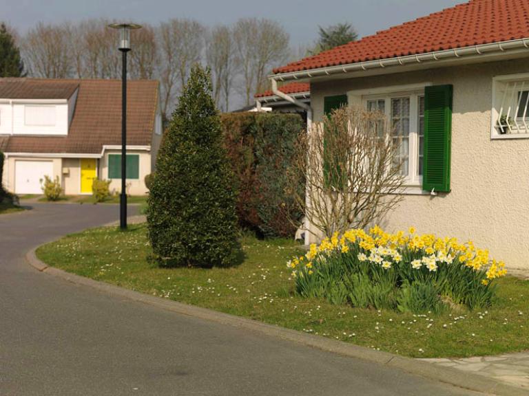A droite, un modèle de maison "Ermitage" et au fond, un ensemble de maisons de type 'Fleury". 