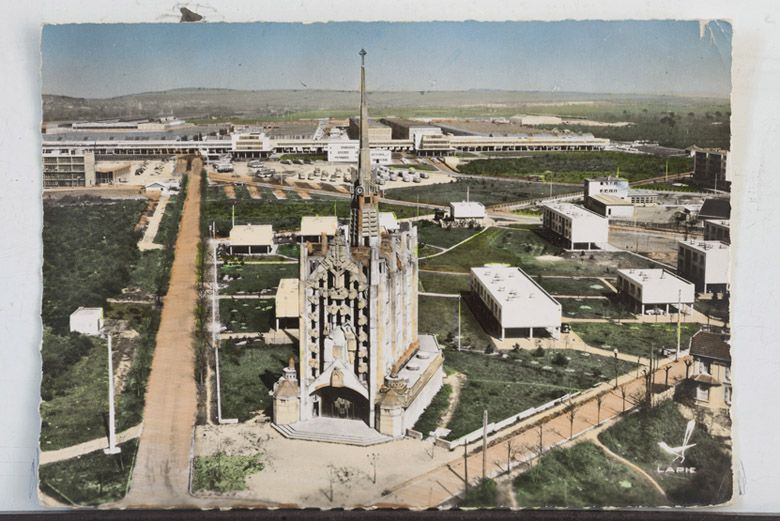 Vue aérienne de l'église et des usines Renault. Carte postale, vers 1950. (Collection particulière).