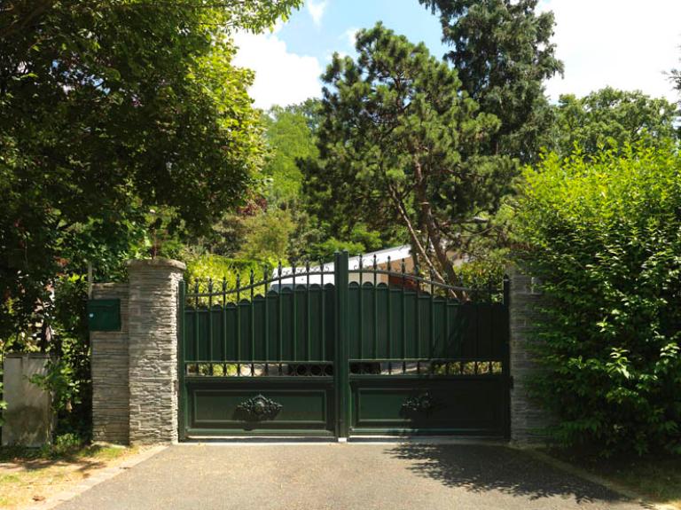 Portail d'une maison du lotissement du Bois de la Grille. 