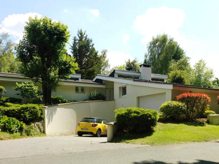 Une maison du lotissement du Bois de la Grille, au plan complexe, avec garage latéral. 