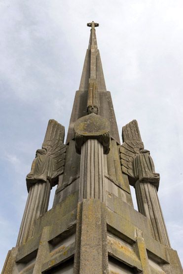 Le clocher et la flèche de l'église.