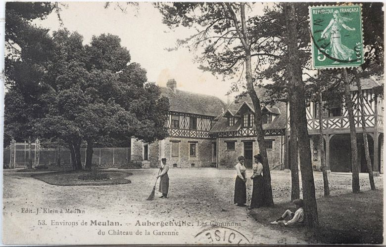 Les communs du château. Carte postale (Coll. part.)