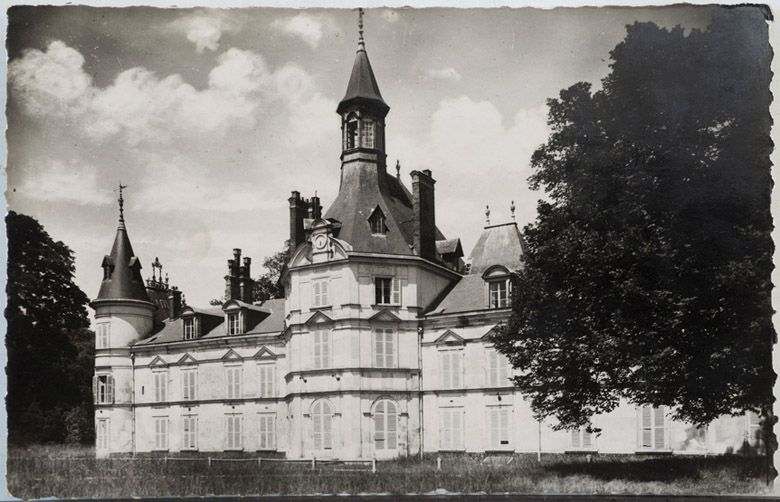 Vue générale du château de la Garenne. Carte postale, vers 1925. (Collection particulière).