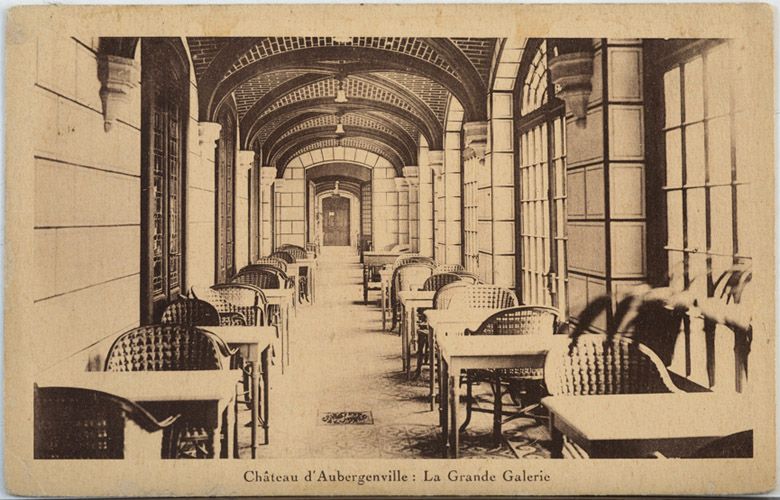 Terrasse du château de la Garenne. Carte postale, vers 1929. (Collection particulière).