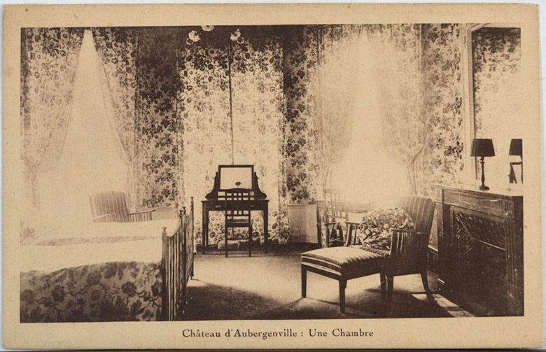 Chambre du château de la Garenne. Carte postale, vers 1925. (Collection particulière).