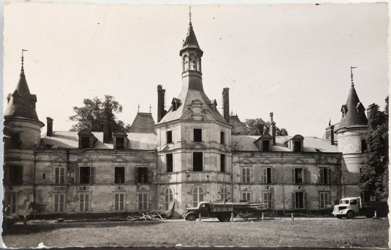 Le château de la Garenne en démolition. Carte postale. (Collection particulière).