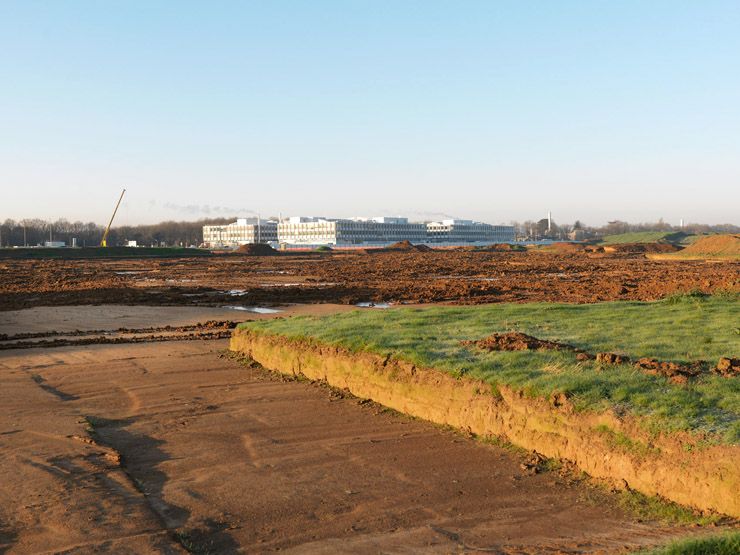 Palaiseau, avenue de la Vauve. Travaux de terrassement du campus EDF, au loin les bâtiments du laboratoire Nano-Innov du CEA.