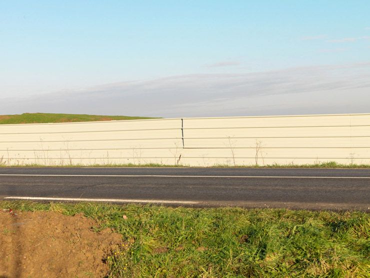 Orsay, route Départementale 118. Vue de la route départementale 128 avec en arrière plan les palissades du chantier Agro ParisTech.