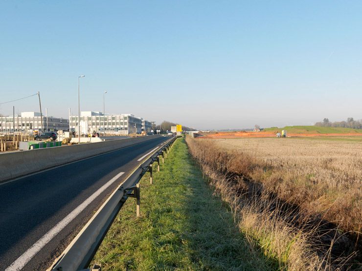 Palaiseau, route Départementale 118. Vue de la route départementale 128 avec sur la gauche les bâtiments de Nano-Innov.