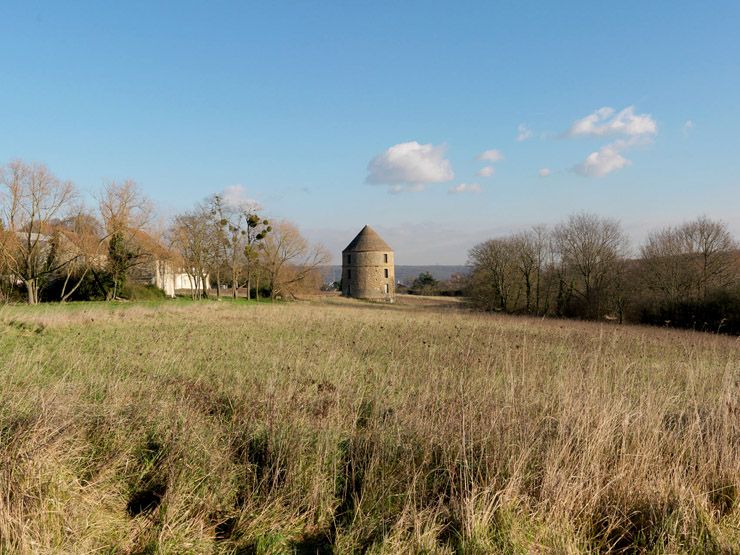 Vauhallan, chemin de Limon. Vue du pigeonnier de l'abbaye de Saint-Louis du Temple.