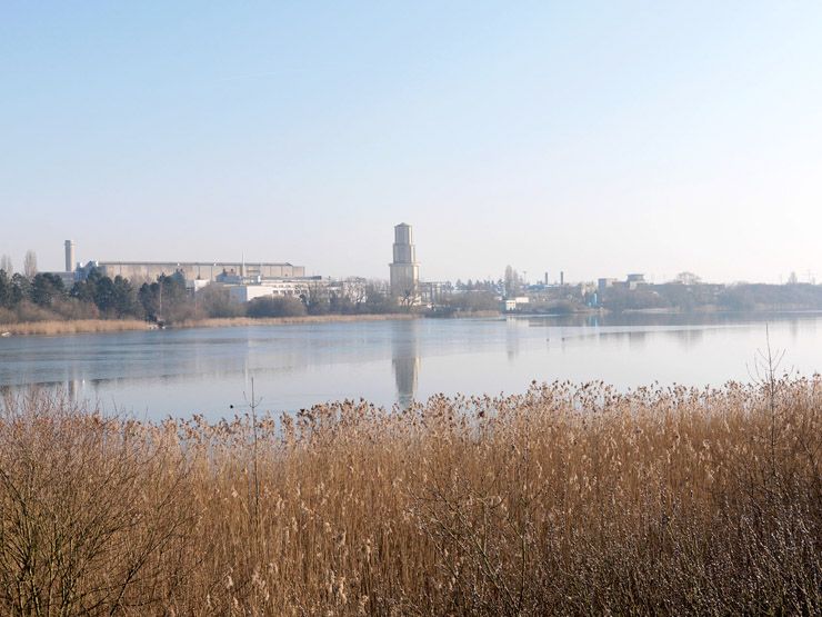 Saclay, route d'Orsay. Vue de l'Etang de Saclay depuis la route d'Orsay. En arrière plan le centre d'essais propulseurs de la Délégation Générale à l'Armement.