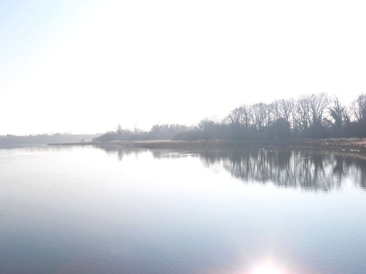 Saclay, route d'Orsay. Vue de l'Etang de Saclay depuis la route d'Orsay.