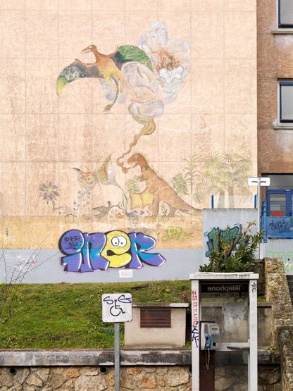 Bures-sur-Yvette, rue du Doyen-André Guinier. Université de Paris11-Orsay, vue d'une fresque sur un bâtiment.