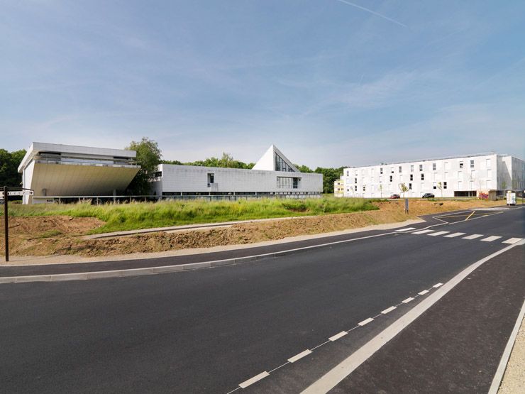 Gif-sur-Yvette, rue Joliot-Curie. Bâtiments de la maison de l'Ingénieur.