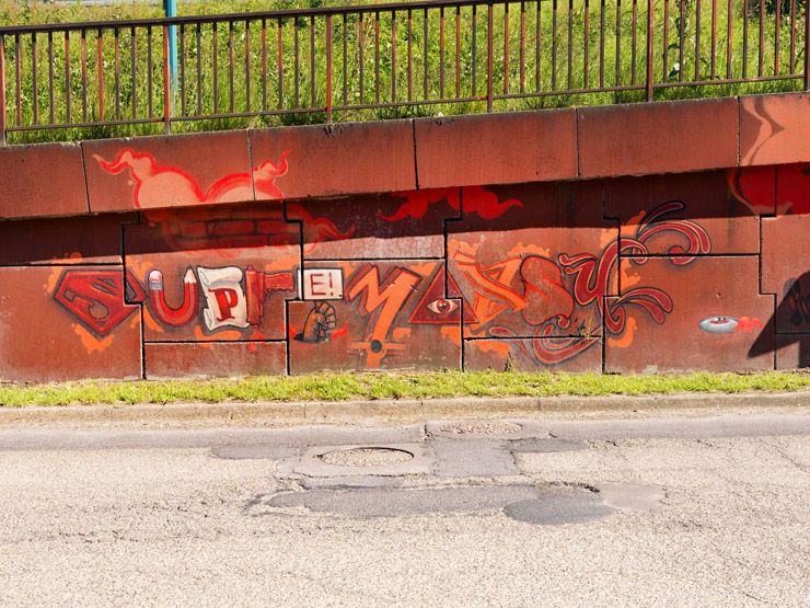 Massy, rue Ampère. Graffiti "SupréMassy", nom d'une association de culture Hip Hop de Massy. Ce graffiti est l'oeuvre de la Crew Da Mental Vaporz.