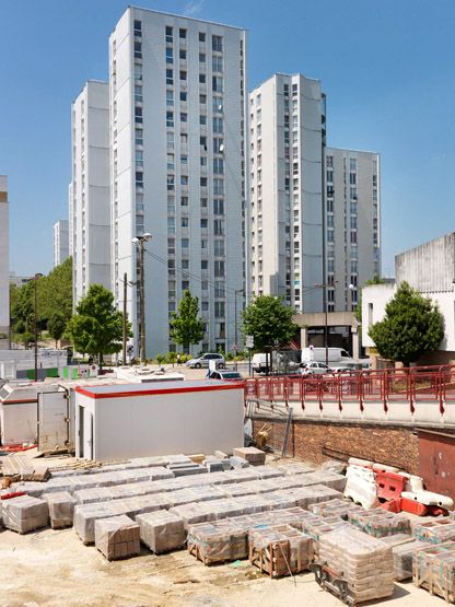Les Ulis, place du Berry. Vue de la place lors de sa réfection.