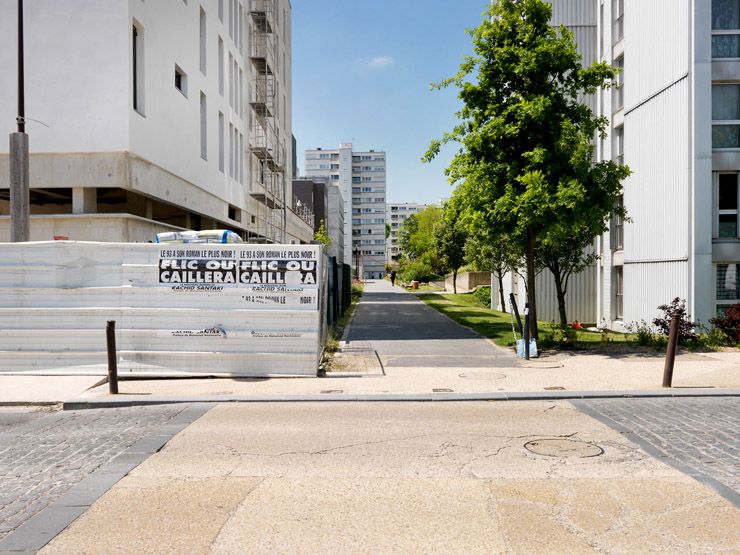 Les Ulis, avenue des Champs-Lasniers. Détail d'une rue débouchant sur l'avenue.