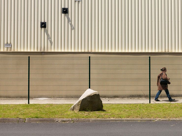 Les Ulis, avenue de l'Océanie. Détail de bardage d'un entrepôt de la zone d'activité.