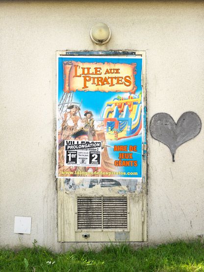 Les Ulis, avenue de l'Océanie. Détail d'un affichage sur un transformateur électrique.