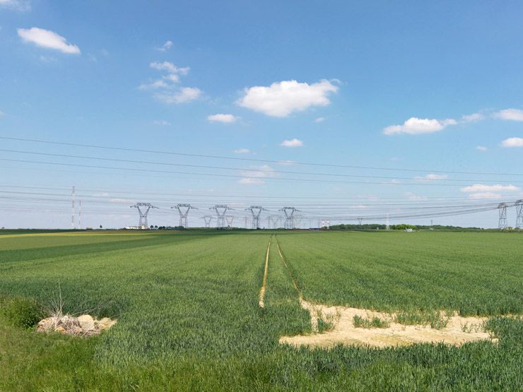 Villejust, chemin des Près. Vue de la plaine et de sa forêt de pylônes.