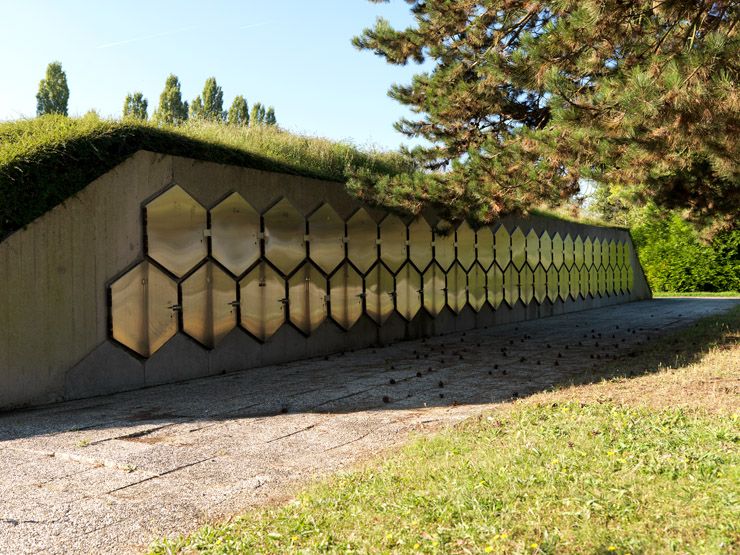 Vue rapprochée d'une allée d'enfeus.