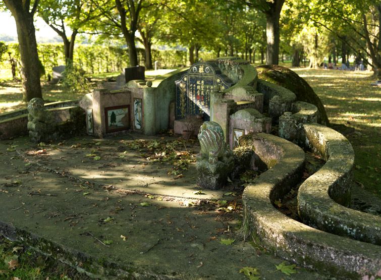 Monument funéraire d'une famille chinoise dans la zone paysagère.