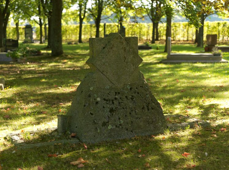 Une des plus anciennes tombes conservée dans le cimetière, celle de Victor Hugo Fernandez (4 septembre 1949 -11 juillet 1973), sud-américain décédé dans une catastrophe aérienne à Ermenonville). Sa forme géométrique se voulait une évocation d'un motif traditionnel inca, en référence aux origines du défunt.