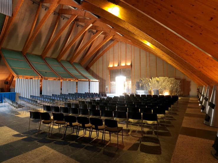 Vue intérieure d'ensemble de la salle de cérémonie. A gauche, cinq éléments abaissés, sur les six, du dispositif destiné à cloisonner la salle. A droite l'un des deux paravents de Sabatier, l'Arbre de vie.