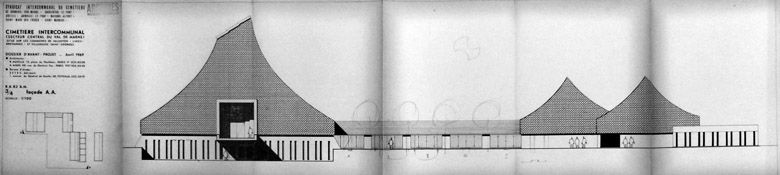 Dossier d'avant-projet, avril 1969. Elévation de l'aire de service depuis l'extérieur du cimetière (à gauche l'aire de cérémonie, au centre le portique, à droite les bâtiments de la conservation et des boutiques).