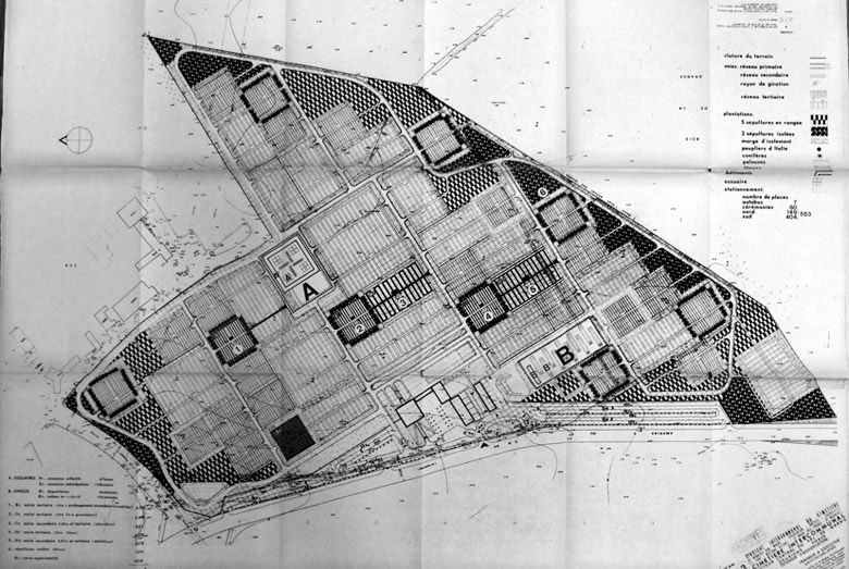 Dossier d'avant-projet, avril 1969. Plan de composition. On peut voir les principales modifications apportées lors de la deuxième phase de travaux. Un portique pour des ossuaires individuels remplace les plantations de conifères autour de l'ossuaire collectif (A). Les enfeus, en allées parallèles,  sont cantonnés en B.