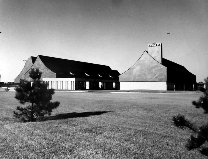 Vue générale de l'aire de service, à gauche le bâtiment des commerces et à droite celui ateliers et hangars. Photographie NB, [1973].