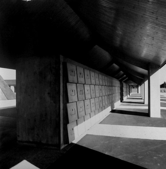 Vue du portique des ossuaires individuels. Photographie NB, [1973].