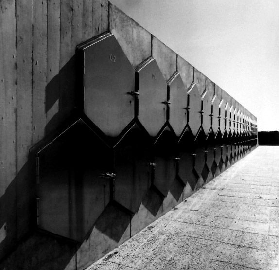 Vue d'un rang de dépositoires, conçu selon le principe alvéolaire breveté par Auzelle. Photographie NB, [1973].
