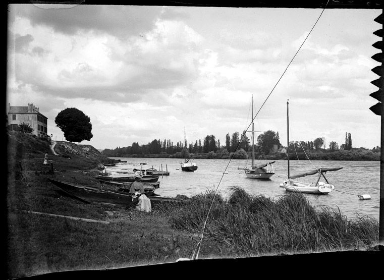 Bords de Seine. (Région Ile-de-France. Fonds CREDOP). plaque de verre ; fendue.