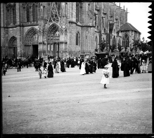 La place de l'Etape un jour de communion. (Région Ile-de-France. Fonds CREDOP). Plaque de verre.
