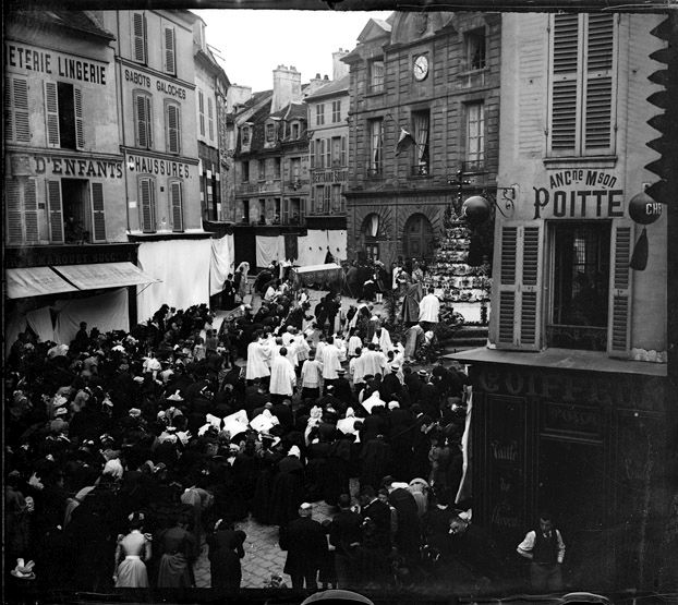Procession, place de l'Hôtel-de-Ville. (Région Ile-de-France. Fonds CREDOP). Plaque de verre.