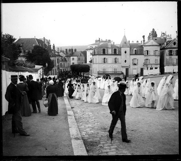 Procession de communiantes devant la collégiale. (Région Ile-de-France. Fonds CREDOP). Plaque de verre.