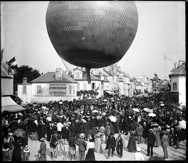 Jour de fête populaire à Mantes. (Région Ile-de-France. Fonds CREDOP). Plaque de verre.