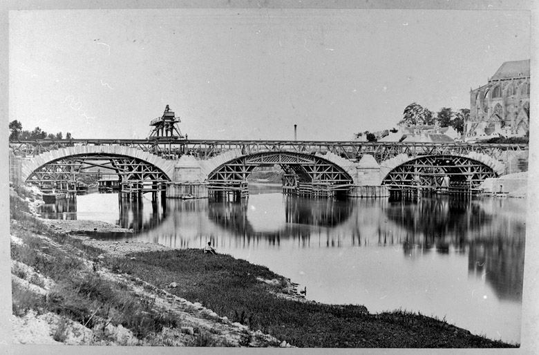 La reconstruction du pont neuf côté Mantes en 1874. (Région Ile-de-France. Fonds CREDOP). Photographie.