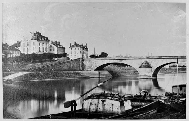 Le pont neuf à Mantes. (Région Ile-de-France. Fonds CREDOP). Photographie.