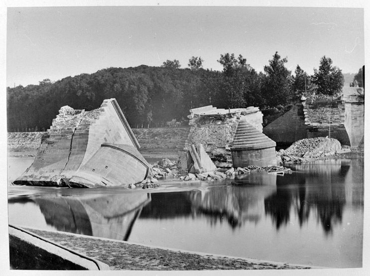 Le dynamitage du pont neuf en 1870. (Région Ile-de-France. Fonds CREDOP). Photographie.