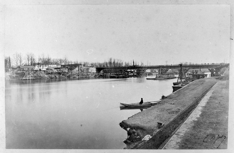 La reconstruction du pont neuf. (Région Ile-de-France. Fonds CREDOP). Photographie.