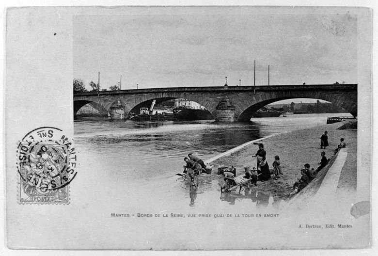 Lavandières sur la Seine, sous le quai du pont. (Région Ile-de-France. Fonds CREDOP). Carte postale.