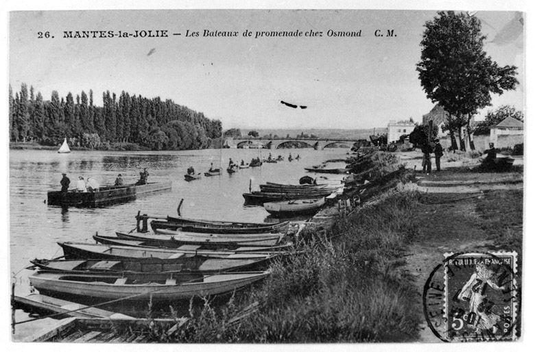 Lavandières sur la Seine, sous le quai du pont. (Région Ile-de-France. Fonds CREDOP). Carte postale.