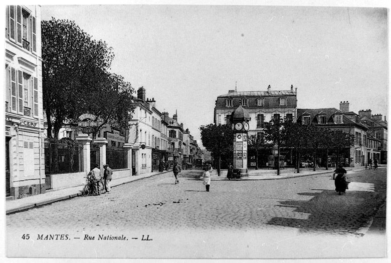 La rue Nationale au niveau de l'hôtel du Grand Cerf. (Région Ile-de-France. Fonds CREDOP). Carte postale.