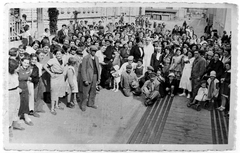 Rassemblement populaire dans une rue de Mantes. (Région Ile-de-France. Fonds CREDOP). Photographie.