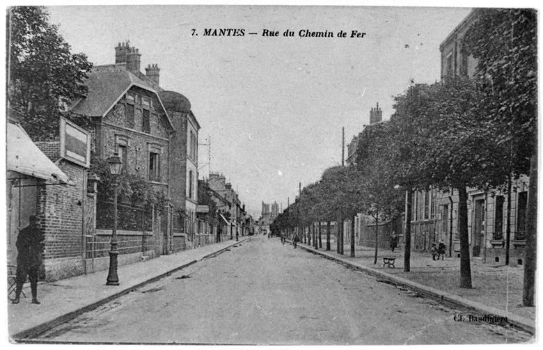La rue du chemin de fer. (Région Ile-de-France. Fonds CREDOP). Carte postale.